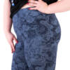 Legginsy damskie plus size nadruk niebieskie kwiaty na granatowym tle Model Sandra Bensini