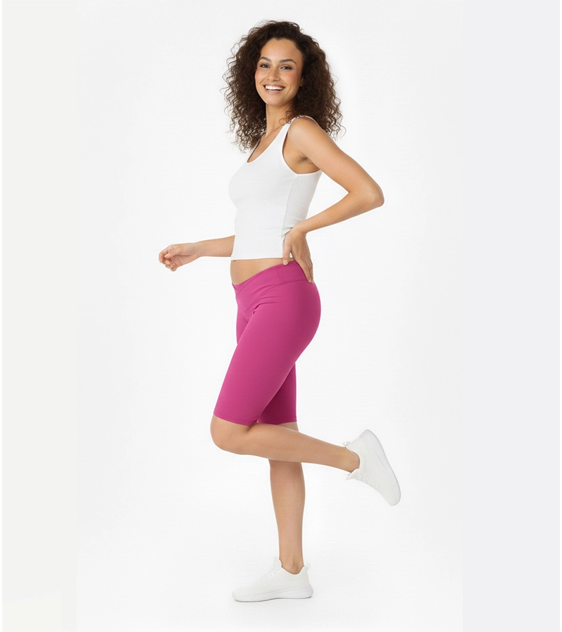 Krótkie legginsy damskie - ciążowe przed kolano ze skośnym pasem pod brzuch w kolorze amarant Bensini®