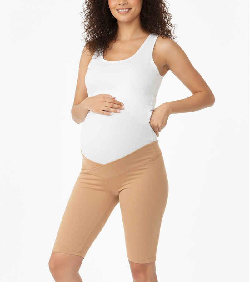 Krótkie legginsy damskie - ciążowe przed kolano ze skośnym pasem pod brzuch w kolorze camel Bensini®