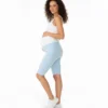 Krótkie legginsy damskie - ciążowe przed kolano ze skośnym pasem pod brzuch w kolorze niebieskim Bensini®