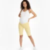Krótkie legginsy damskie - ciążowe przed kolano ze skośnym pasem pod brzuch w kolorze żółty Bensini®