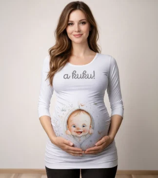 Kobieta w ciąży w białej bluzce ciążowej z nadrukiem a kuku – odzież dla przyszłych mam BENSINI