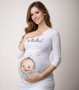 Kobieta w ciąży w białej bluzce ciążowej z nadrukiem a kuku – odzież dla przyszłych mam BENSINI