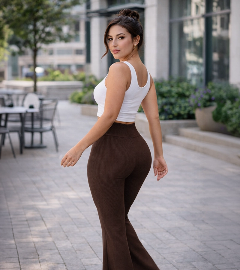 Brązowe legginsy prążkowane – flare z szeroką nogawką - obrazek 3